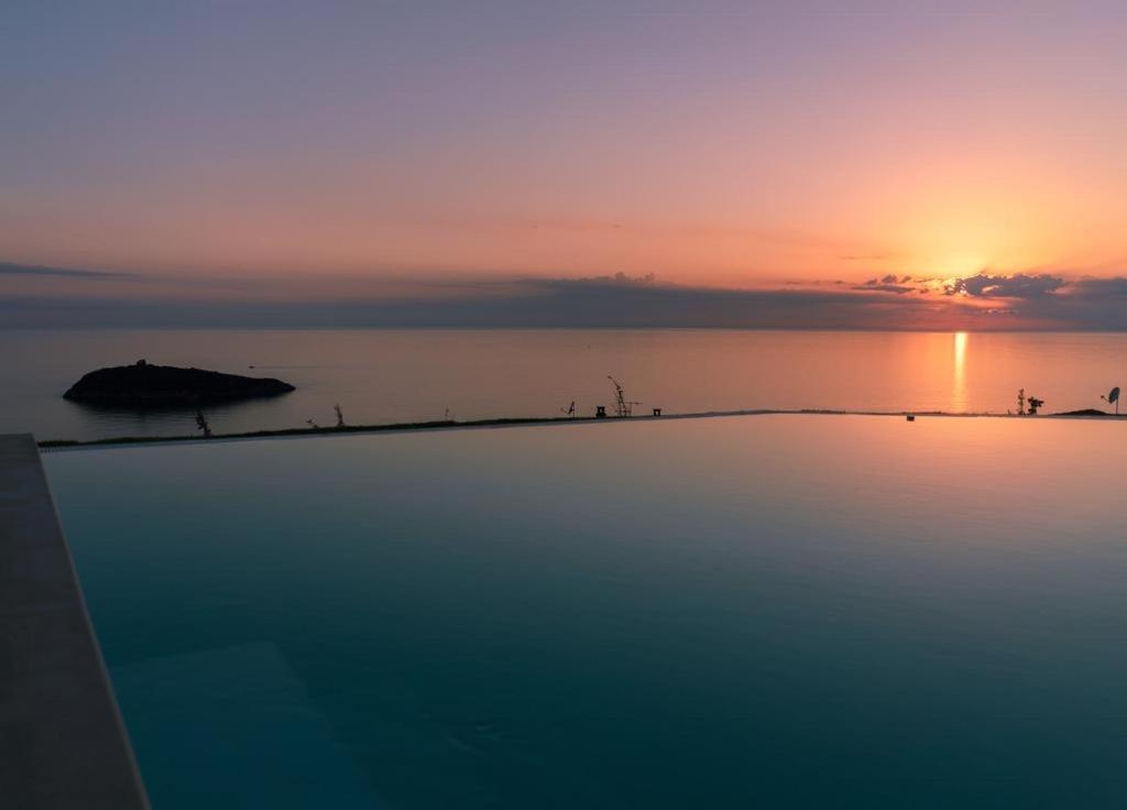 Luxury Villa Blue&Blanc Piscina A Sfioro Isola Diamante Eksteriør billede