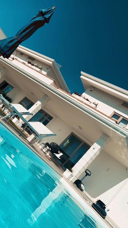 Luxury Villa Blue&Blanc Piscina A Sfioro Isola Diamante Eksteriør billede